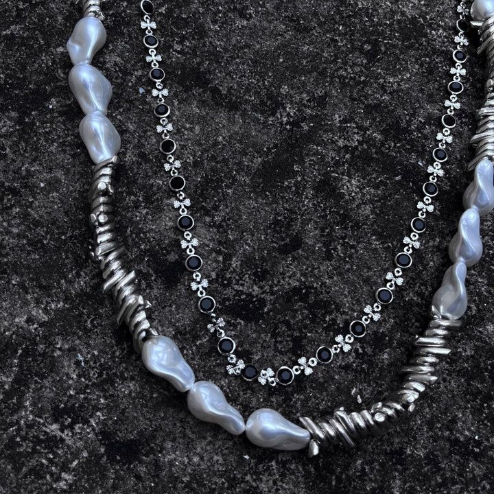 Fashionable chain belt with pearl and metal accents Kalsten
