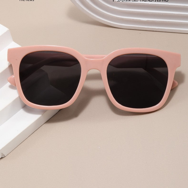 Women's sunglasses with a modern, angular plastic frame Kalsten