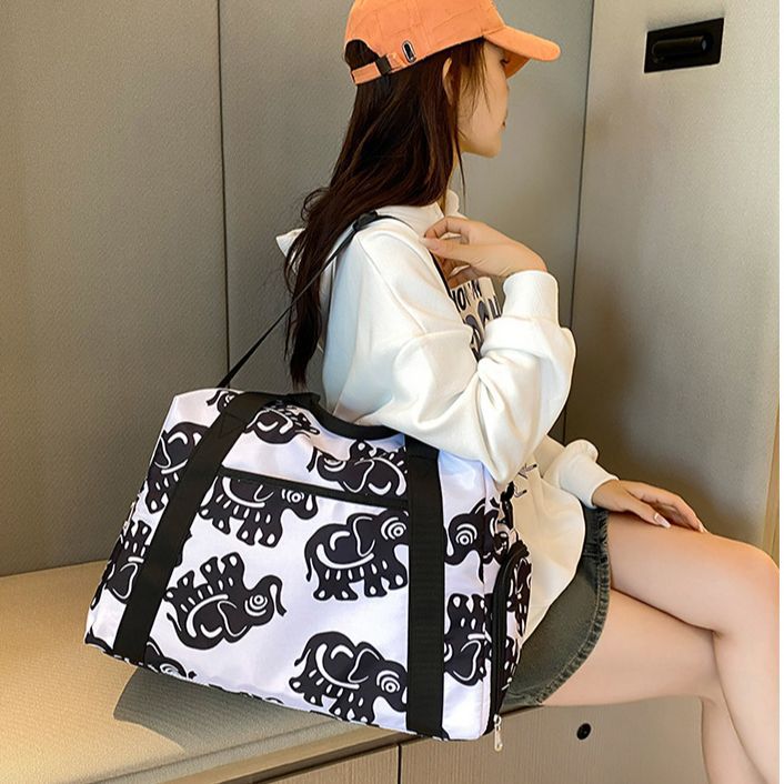 Sporty travel bag with playful elephant pattern Kalsten