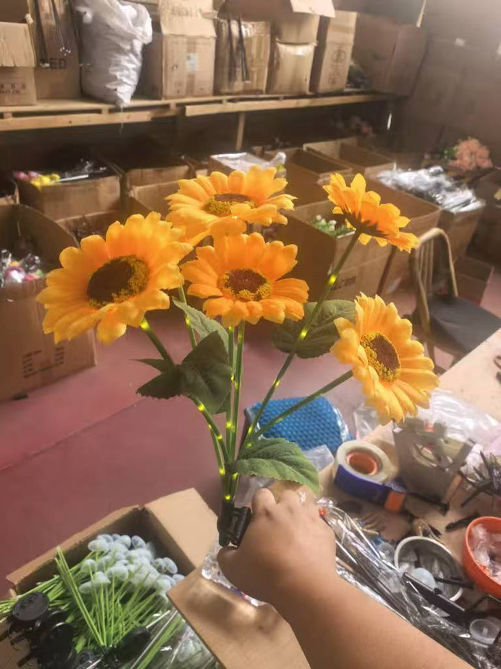 Lifelike Sunflower LED Garden Stake With Dusk-To-Dawn Sensor And Weatherproof Ground Spike Kalsten