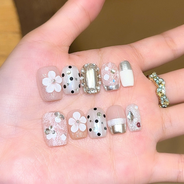 Creative artificial nails with elegant accents Kalsten
