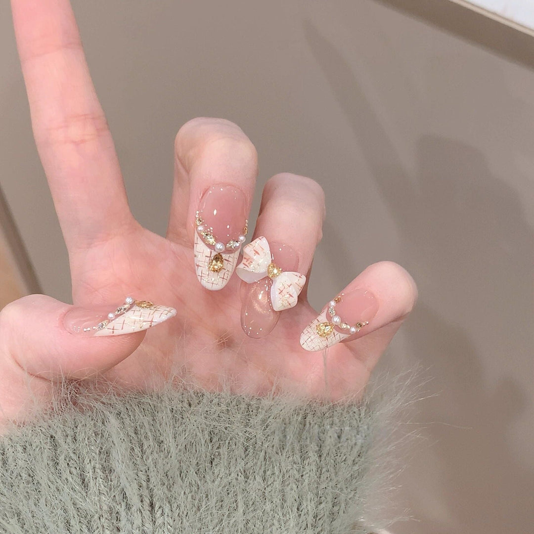 Artificial nails with elegant accents and rhinestone embellishments Kalsten