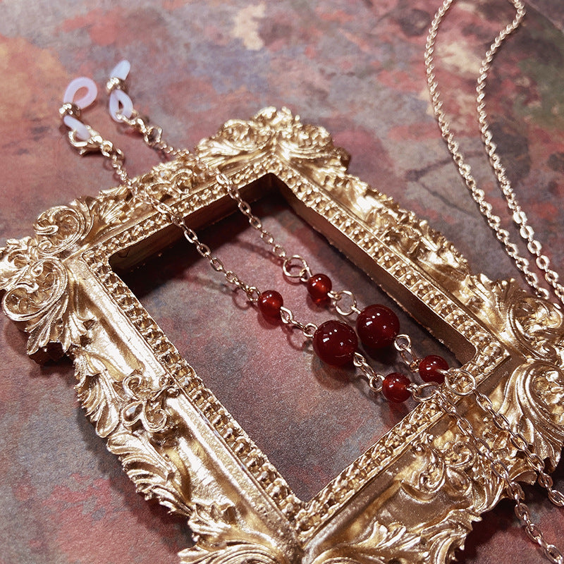 Elegant jewelry holder chain with red accents Kalsten