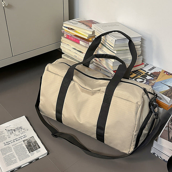 Sporty travel bag with reinforced carrying system and secure interior Kalsten