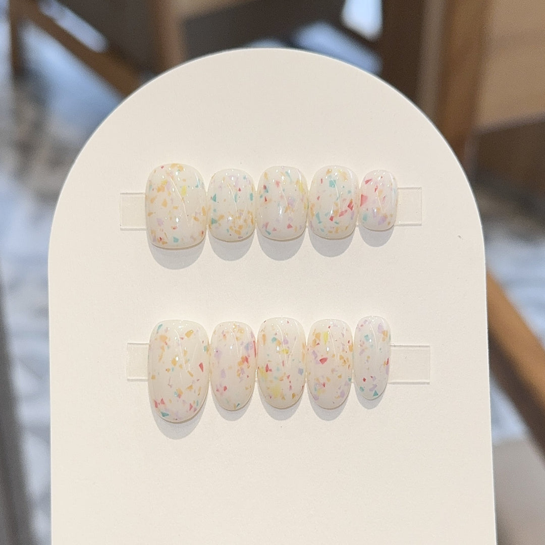 Artificial nails with cheerful sparkle design Kalsten