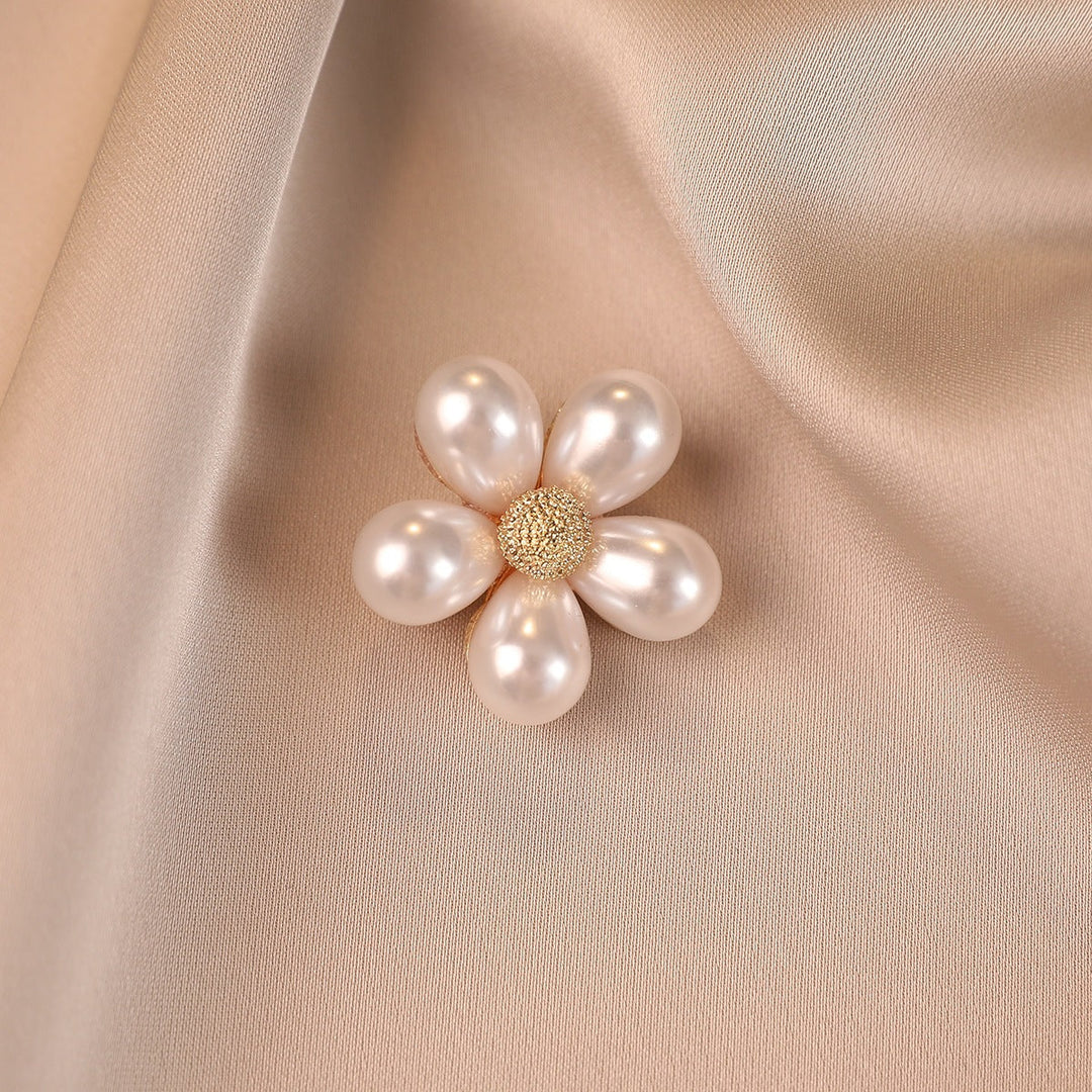 Elegant flower brooch with pearl accents Kalsten