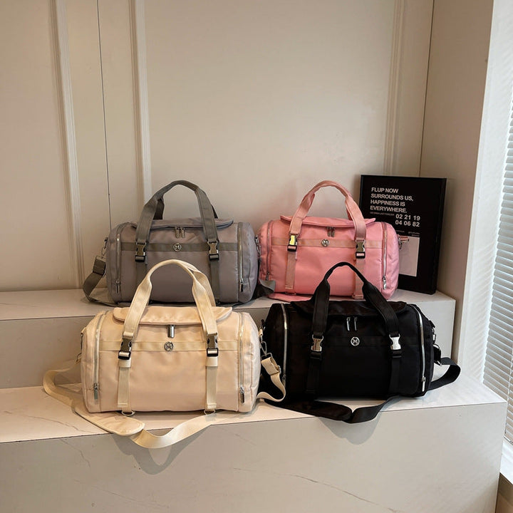 Sporty travel bag with adjustable shoulder strap and several compartments Kalsten