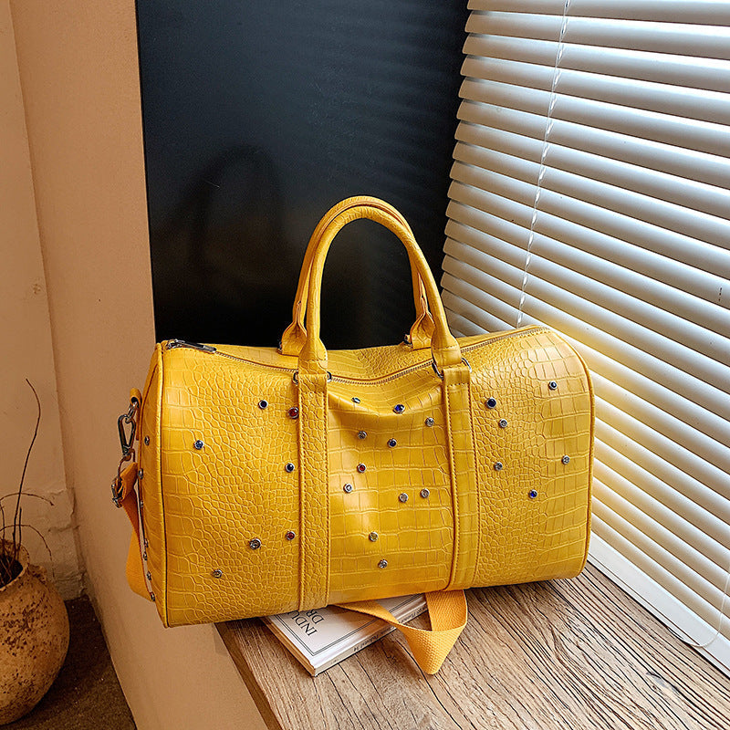 Fashionable travel bag with structured surface and versatile interior Kalsten