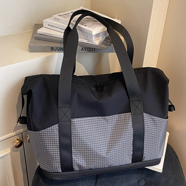 Multifunctional sports and travel bag with innovative compartment arrangement Kalsten