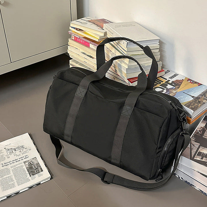 Sporty travel bag with reinforced carrying system and secure interior Kalsten
