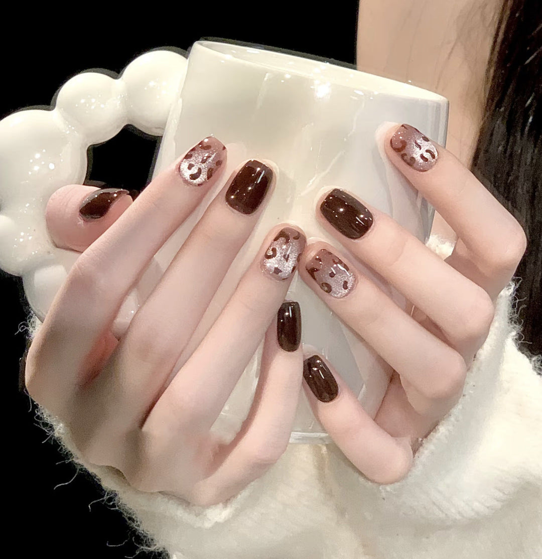 Artificial nails with modern swirl design Kalsten