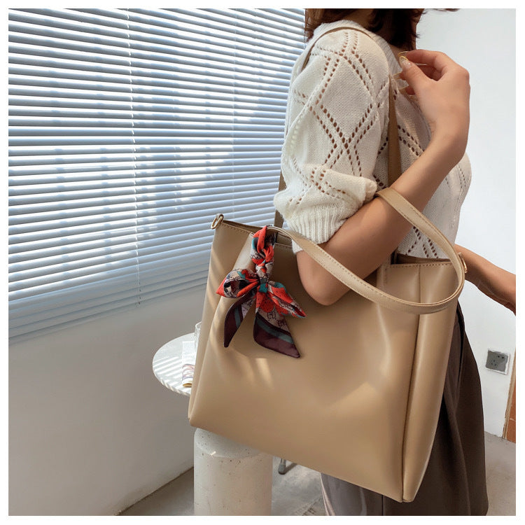 Modern Handbag with Adjustable Shoulder Strap Kalsten