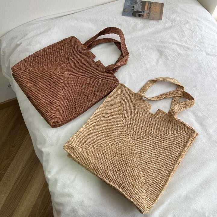 Handcrafted straw bag with stylish design Kalsten