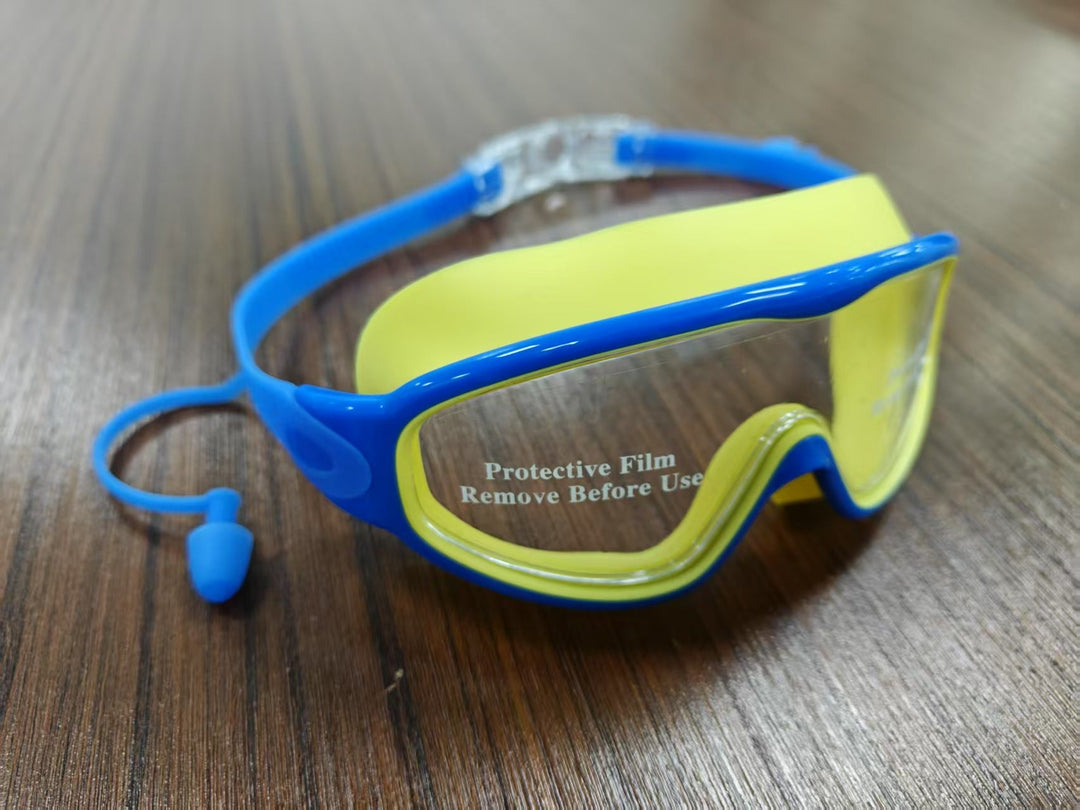 Diving mask with wide field of view and magnet holder Kalsten