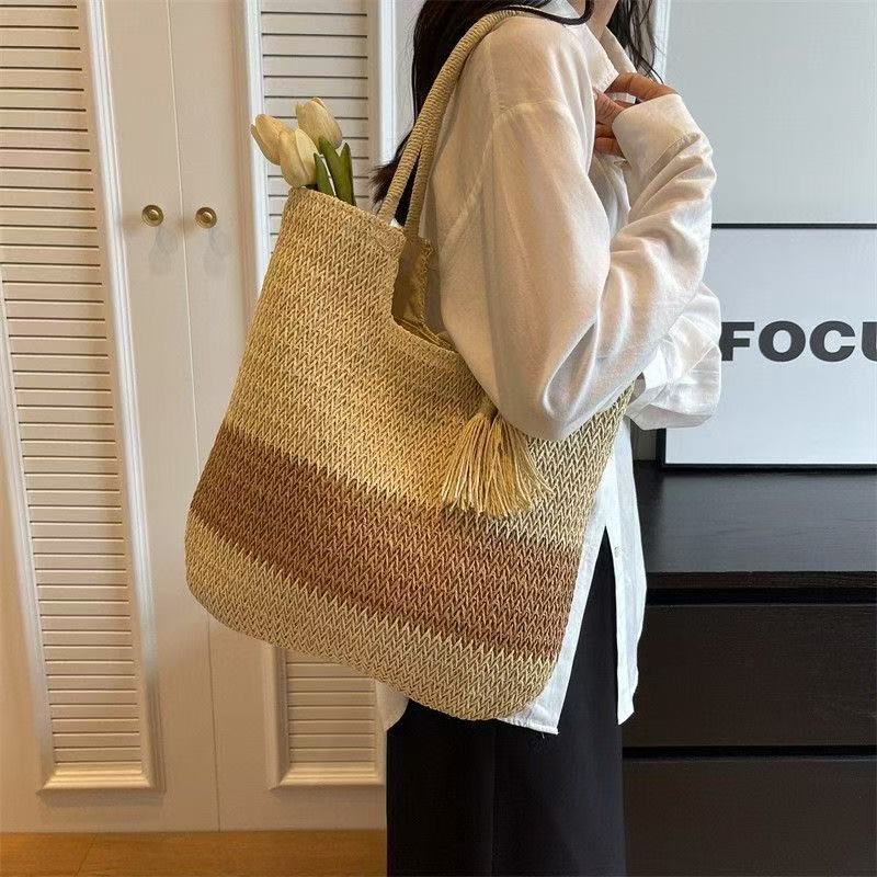 Handbag made of braided natural material with tassel details Kalsten