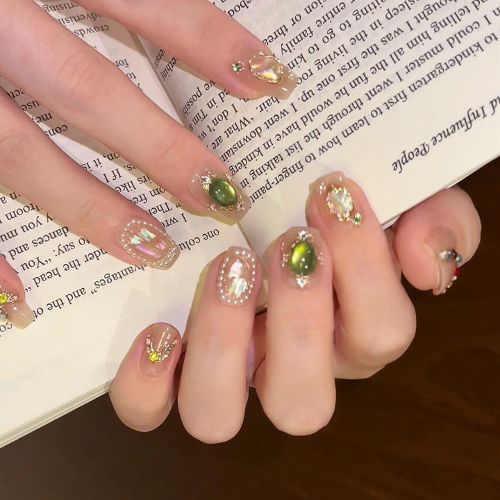 Artificial nails with rhinestone and pearl accents Kalsten