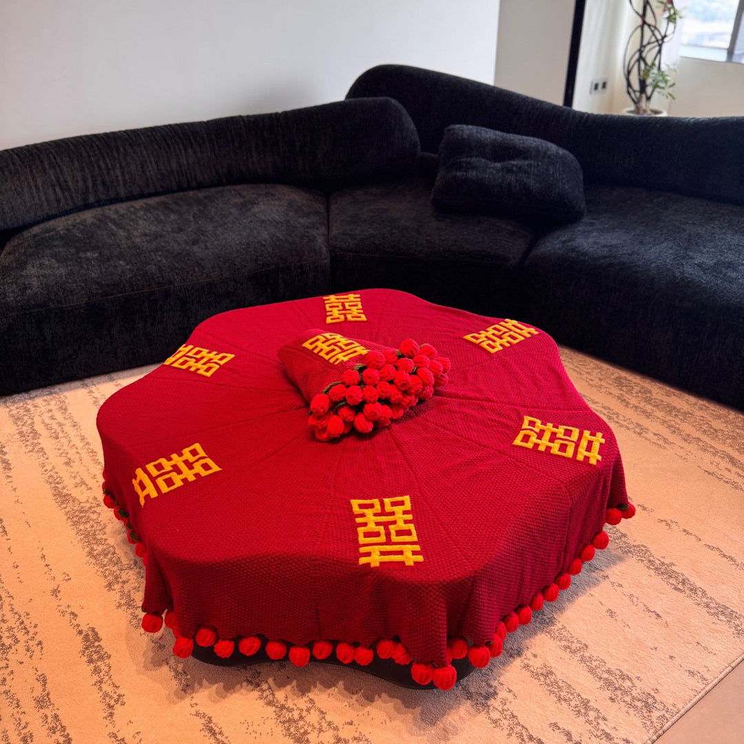 Cozy blanket with trendy pom-pom border Kalsten