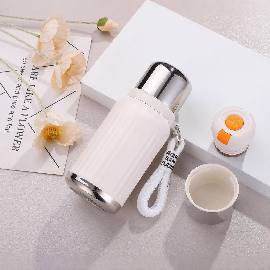 Unisex double-walled insulated bottle with one-handed safety lock and removable drinking cup Kalsten