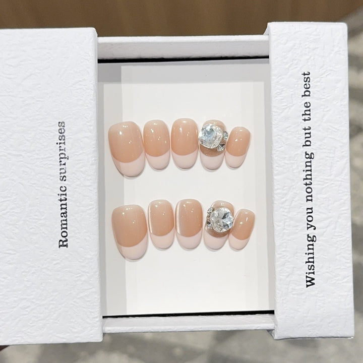 Artificial nail tips with elegant rhinestone accents Kalsten