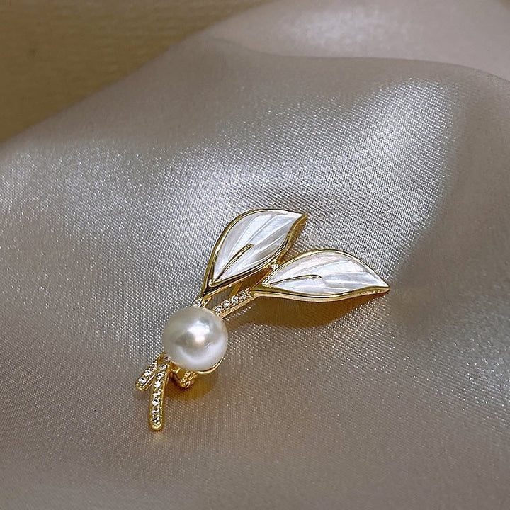 Elegant brooch with pearl and rhinestone details Kalsten