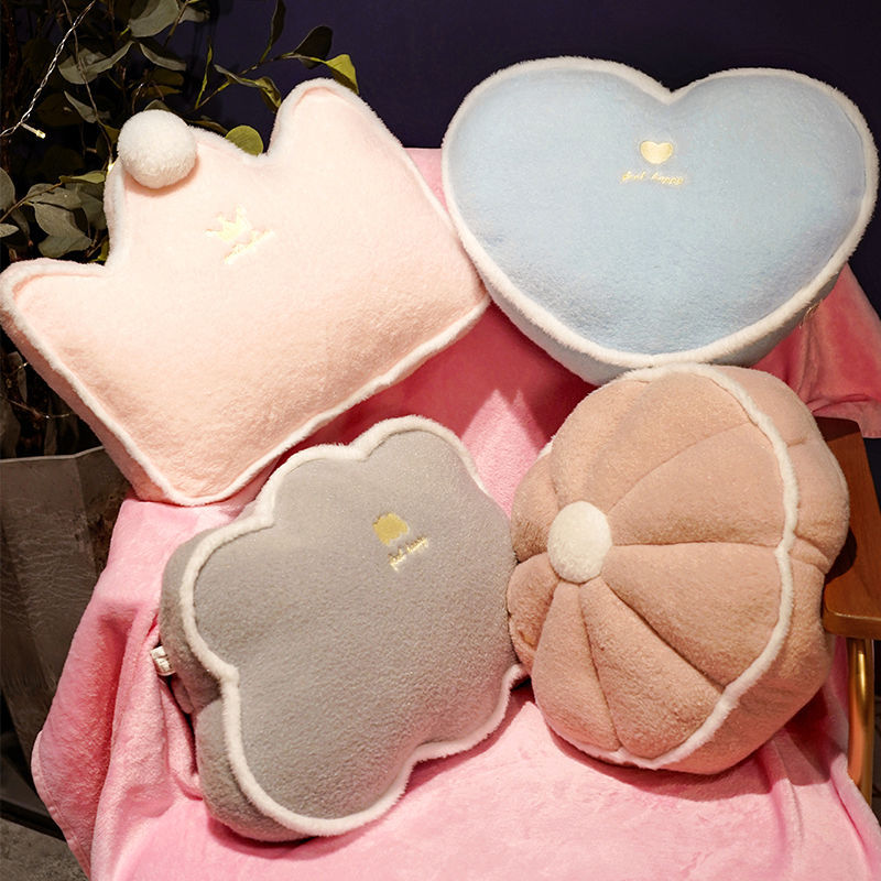 Comfortable plush pillow with ergonomic shape Kalsten