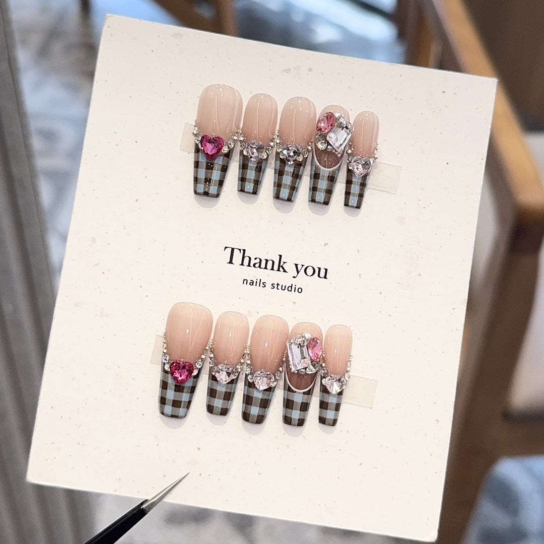 Artificial nails with elegant checkered pattern and jewelry details Kalsten