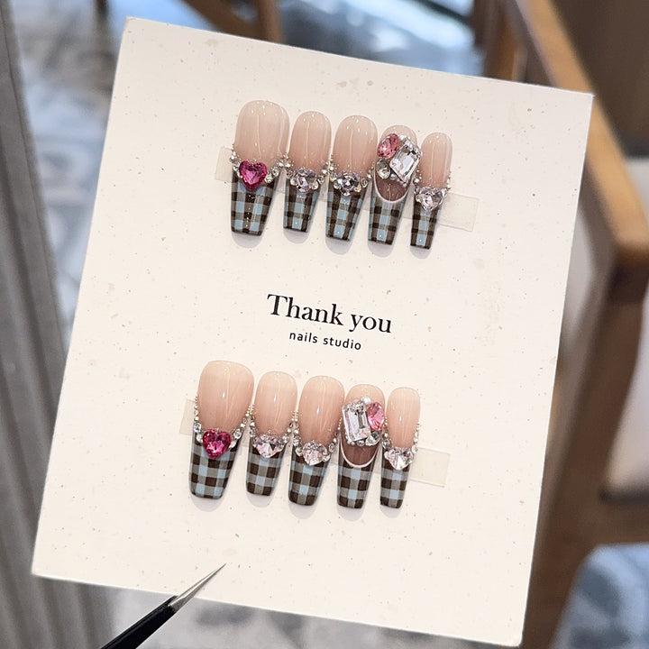 Artificial nails with elegant checkered pattern and jewelry details Kalsten