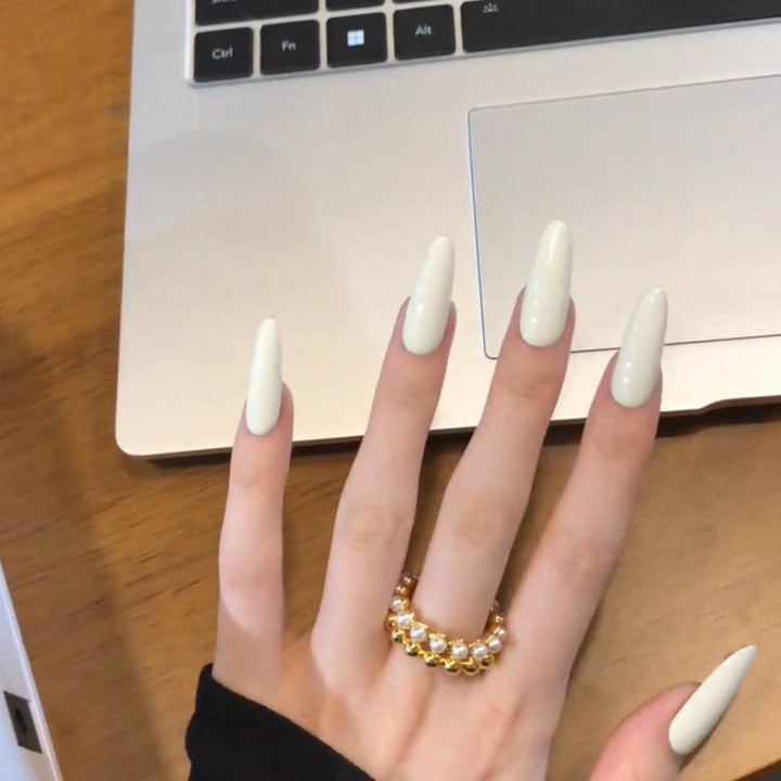 Glamorous artificial nails with elegant accents Kalsten