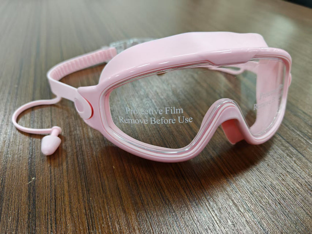 Diving mask with wide field of view and magnet holder Kalsten