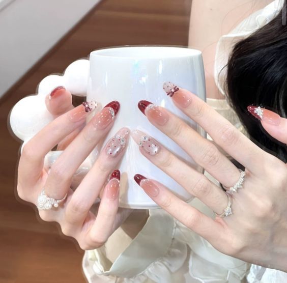Artificial nails with elegant glitter accents Kalsten