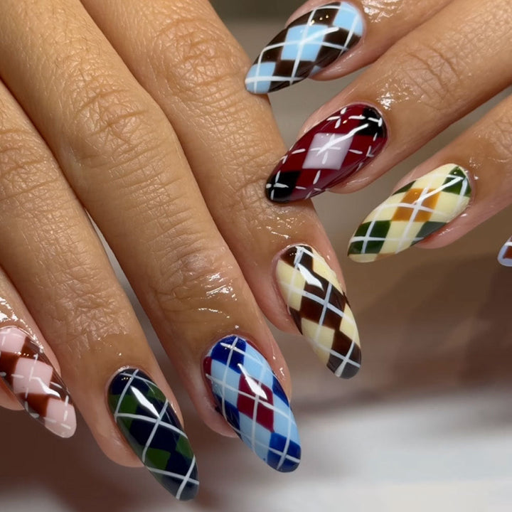 Artificial nails in elegant check pattern Kalsten