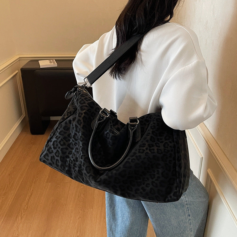 Fashionable travel bag with comfortable carrying handles Kalsten