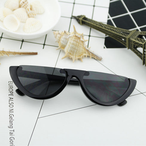 Women Cat-Eye Glasses with distinctive frame and mirrored lenses Kalsten