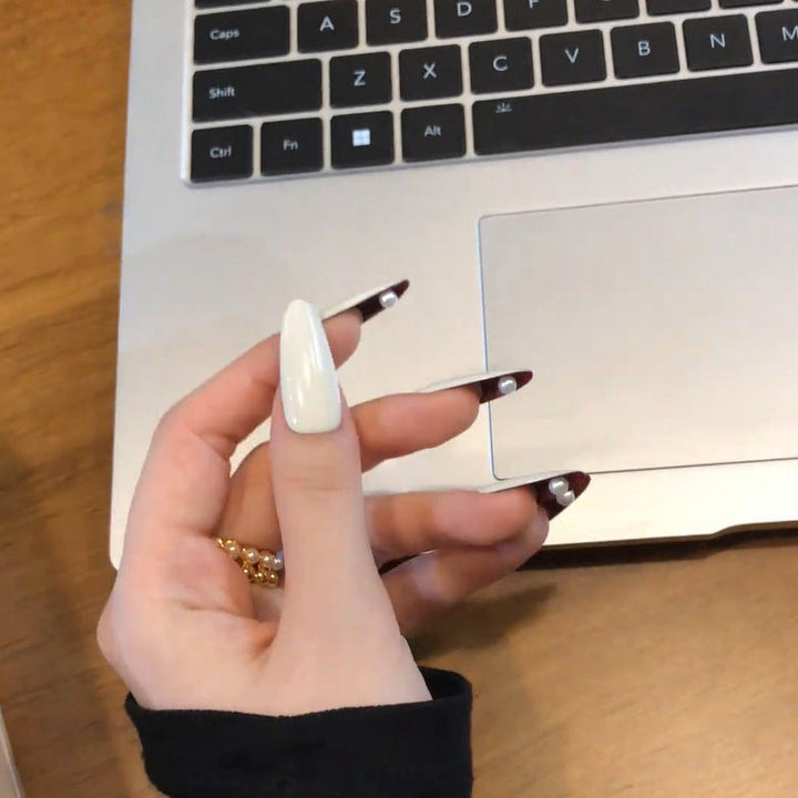 Glamorous artificial nails with elegant accents Kalsten