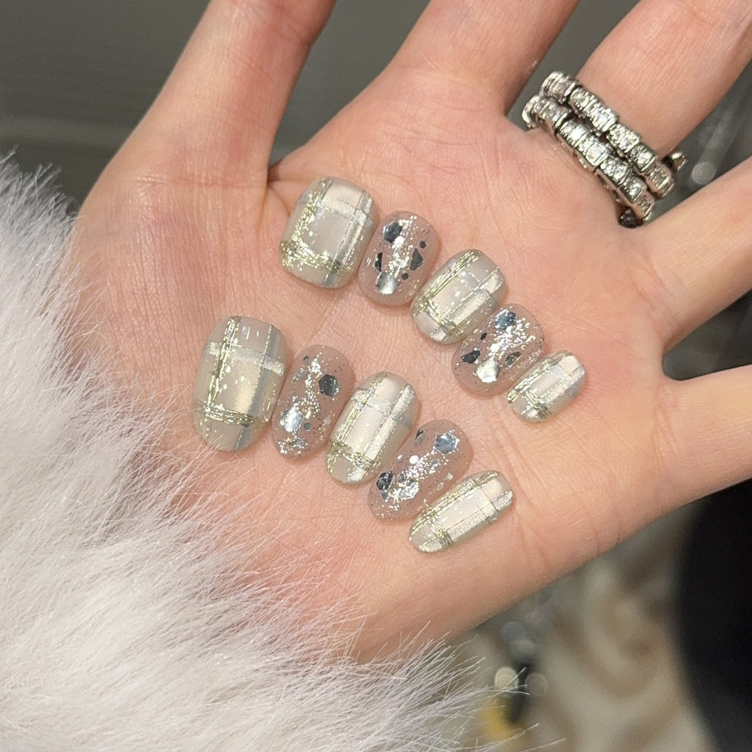Glamorous artificial nail tips with metallic detail Kalsten
