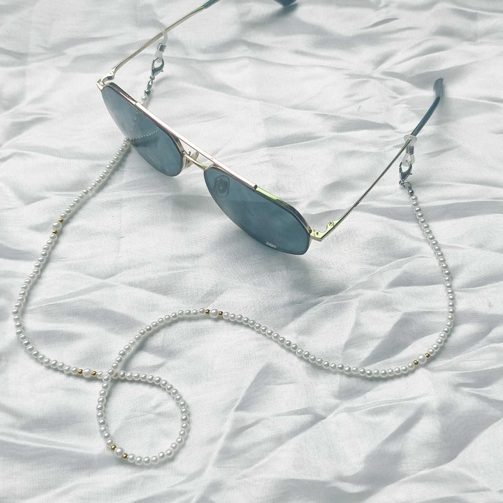 Fashionable pearl necklace with golden accent Kalsten