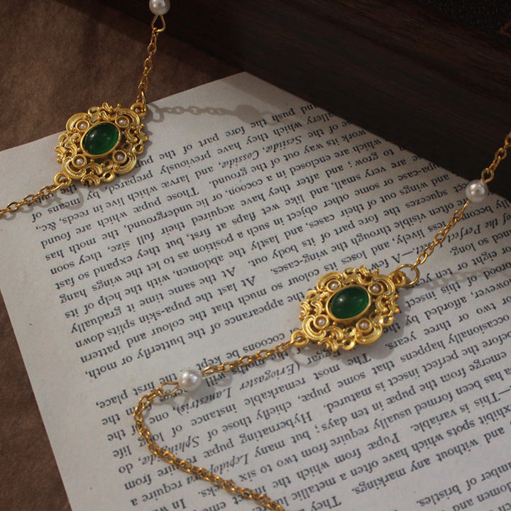 Elegant jewelry display chain with pearls and green stone decoration Kalsten