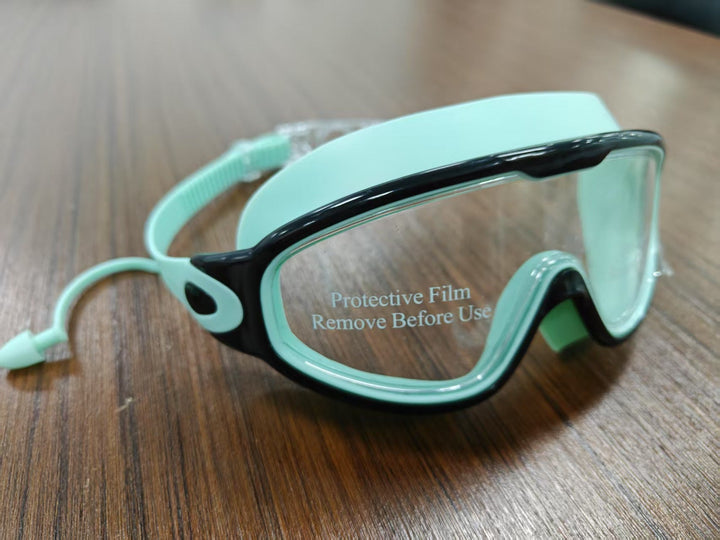 Diving mask with wide field of view and magnet holder Kalsten