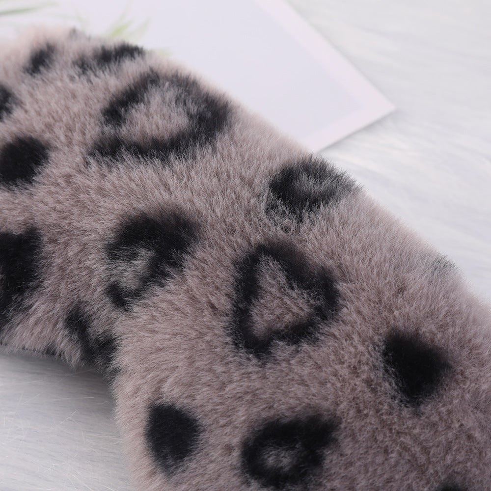 Women's cuddly faux fur sleep mask with heart-embossed surface and gathered comfort band Kalsten
