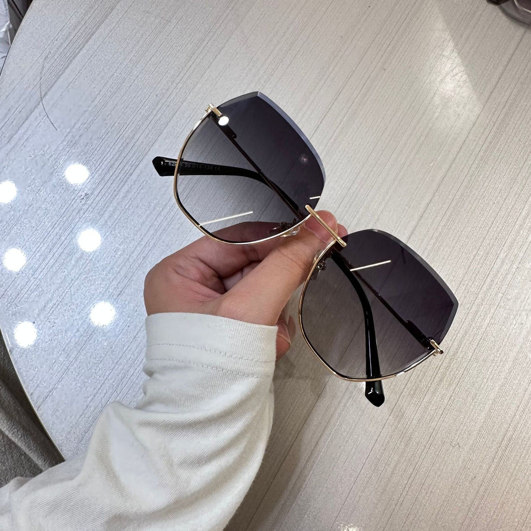 Women's sunglasses with an elegant, wide frame and luxurious accents Kalsten