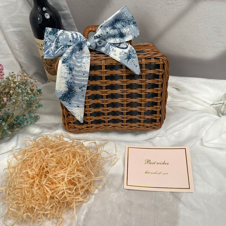 Women stylish picnic basket Kalsten