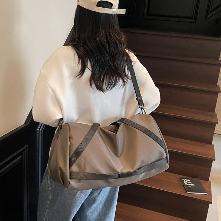 Versatile sports duffel bag with water-resistant material Kalsten