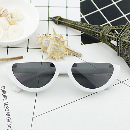 Women Cat-Eye Glasses with distinctive frame and mirrored lenses Kalsten