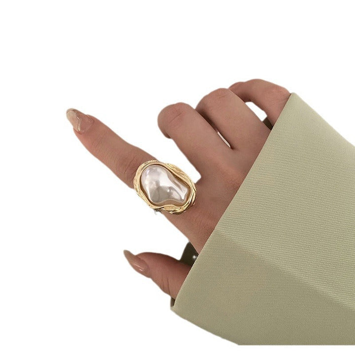 Elegant pearl ring with unique design by Kalsten