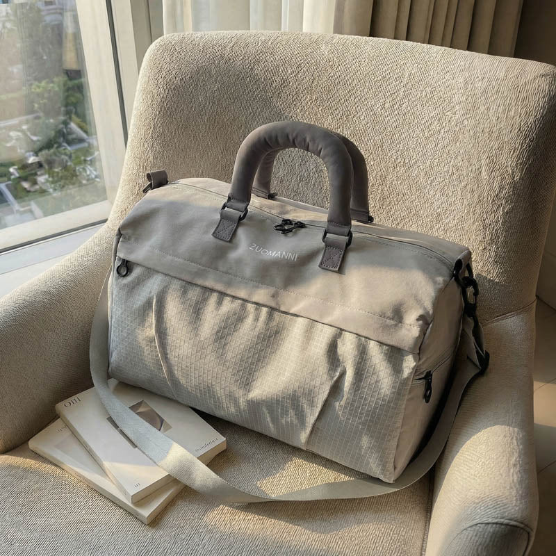 Sporty travel bag with padded carrying system and multiple compartments Kalsten