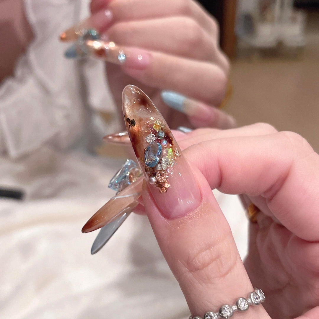Glamorous artificial nails with glitter accents Kalsten