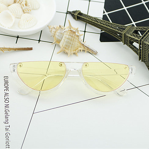 Women Cat-Eye Glasses with distinctive frame and mirrored lenses Kalsten