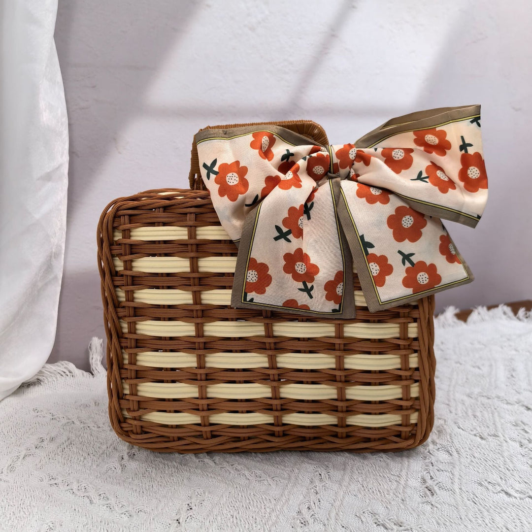 Women elegant handbag made of woven material Kalsten