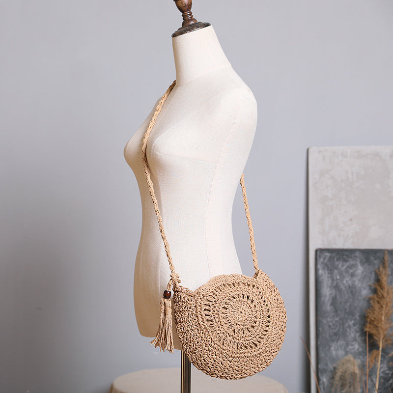 Round bag made of natural jute material with trendy fringe detail Kalsten