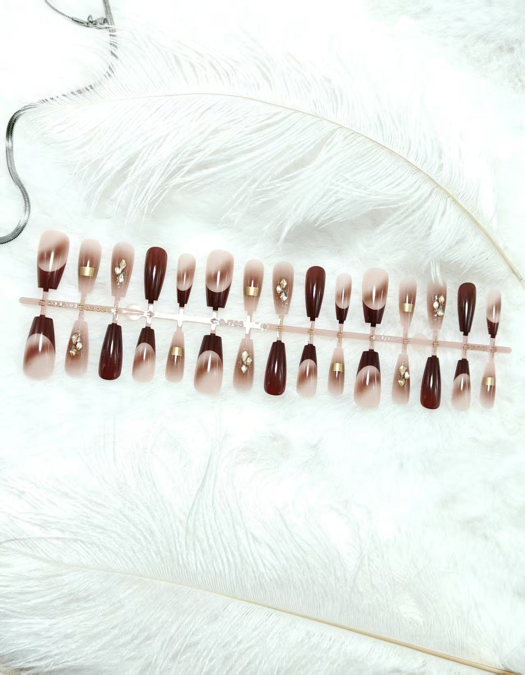 Glamorous artificial nails with elegant accents Kalsten